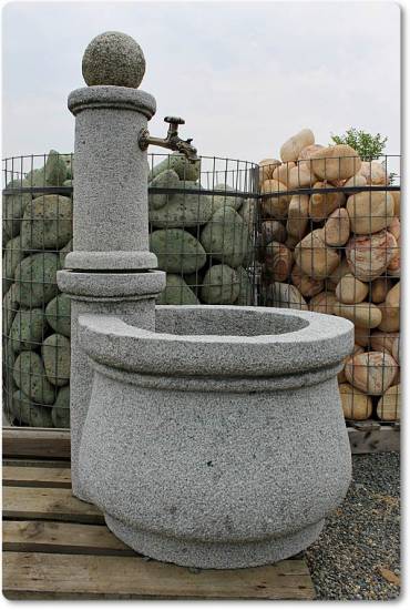 Das ist ein Gartenbrunnen mit teilpolierten und gestockten Oberfächen.