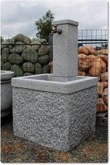 Das ist ein Gartenbrunnen der in Handarbeit gefertigt wurde. Die Seitenflächen des Brunnens wurden rustikal gehauen.