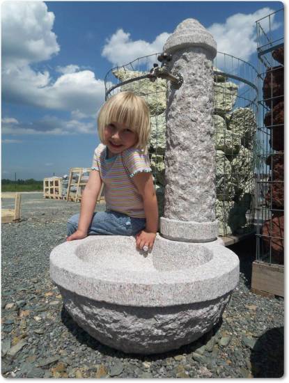 Das ist ein Granitbrunnen der sehr rustikal aus dem Granit Pearl Flower gemacht ist.